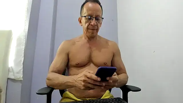 Snapshot of _axelking_ chatting on March 10, 11:37 am axelking online show from March 10, 11:37 am