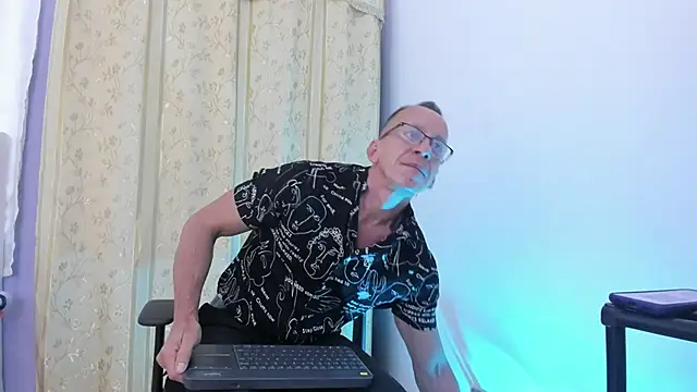 Snapshot of _axelking_ chatting on March 18, 11:46 am axelking online show from March 18, 11:46 am