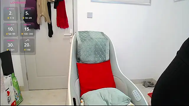 selinajuan online show from November 10, 11:48 pm