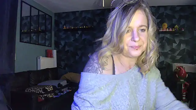 Delichieuse5 online show from February 9, 8:24 pm