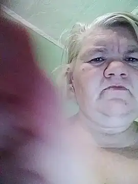 Snapshot of LusiyaGold5 chatting on October 22, 9:03 pm LusiyaGold5 online show from October 22, 9:03 pm