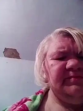 Snapshot of LusiyaGold5 chatting on October 31, 8:32 pm LusiyaGold5 online show from October 31, 8:32 pm