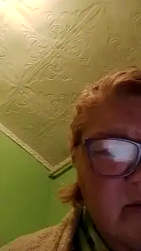 Snapshot of LusiyaGold5 chatting on December 16, 3:55 am LusiyaGold5 online show from December 16, 3:55 am