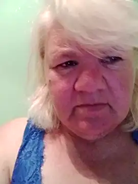 Snapshot of LusiyaGold5 chatting on July 2, 9:32 pm LusiyaGold5 online show from July 2, 9:32 pm