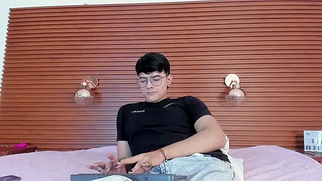 Snapshot of levi_levii chatting on October 7, 8:28 pm levi levii online show from October 7, 8:28 pm