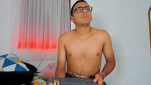 Snapshot of Sexy_Couple_Xx chatting on October 13, 4:12 am Sexy Couple Xx online show from October 13, 4:12 am