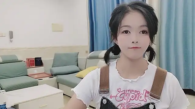 Snapshot of Q_Yumi chatting on October 15, 9:31 am Q Yumi online show from October 15, 9:31 am