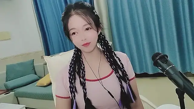 Snapshot of Q_Yumi chatting on October 16, 12:39 pm Q Yumi online show from October 16, 12:39 pm