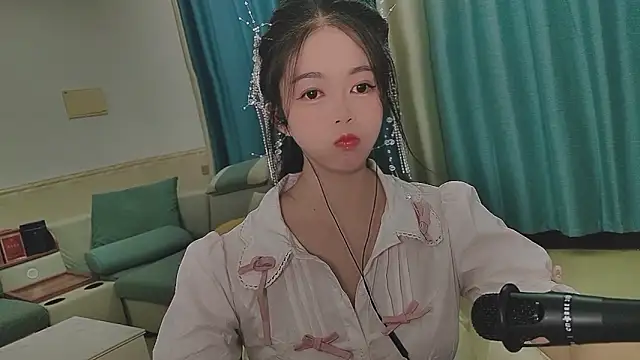Snapshot of Q_Yumi chatting on October 17, 12:30 pm Q Yumi online show from October 17, 12:30 pm