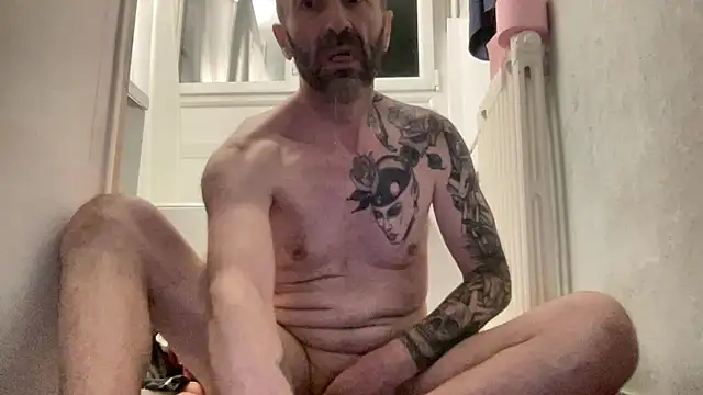 Snapshot of slave44nantes chatting on December 16, 12:59 am slave44nantes online show from December 16, 12:59 am