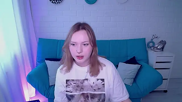 Snapshot of AuroraMour chatting on October 7, 10:56 am AuroraMour online show from October 7, 10:56 am