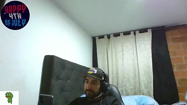Snapshot of coolfriki chatting on July 5, 3:23 am coolfriki online show from July 5, 3:23 am
