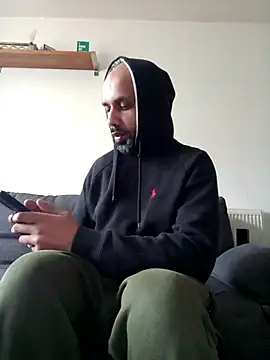 Snapshot of T1T012 chatting on February 1, 3:10 pm T1T012 online show from February 1, 3:10 pm