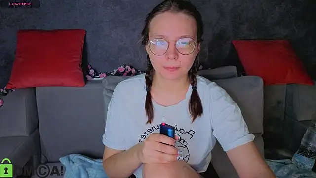 Nuura Moore online show from November 28, 1:08 am