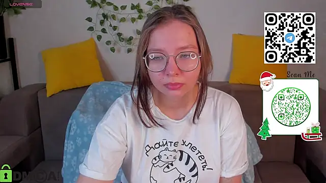 Nuura Moore online show from December 17, 1:11 am