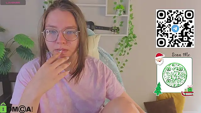 Nuura Moore online show from December 19, 1:12 am