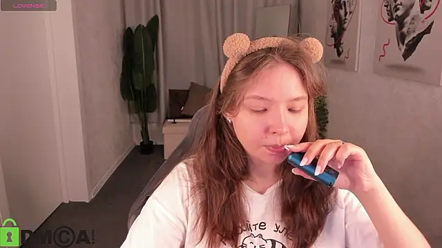 Nuura Moore online show from February 6, 1:10 am