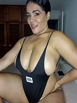 karla-bruni online show from February 18, 10:11 am