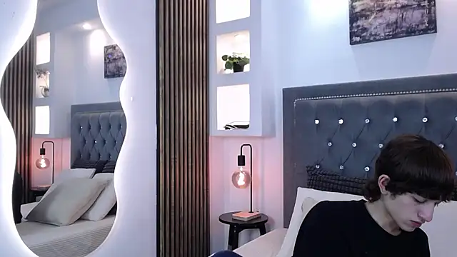 Snapshot of Emo_Boy_ chatting on April 1, 8:17 pm Emo Boy online show from April 1, 8:17 pm