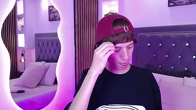 Emo Boy  online show from May 5, 8:39 pm