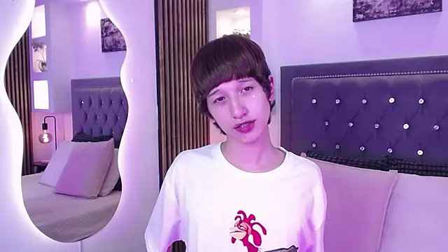 Emo Boy  online show from May 7, 8:25 pm