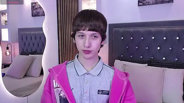 Emo Boy  online show from May 8, 8:25 pm