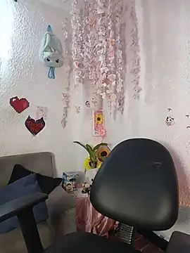 Emilycollei online show from May 17, 4:58 pm