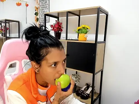 Snapshot of KarlaSlutSkinny__ chatting on February 14, 10:39 pm KarlaSlutSkinny online show from February 14, 10:39 pm