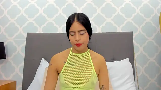 laura maite  online show from February 11, 12:10 pm