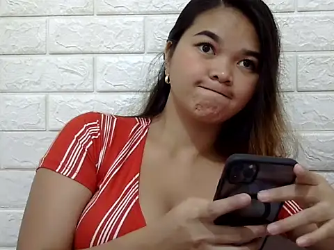 Snapshot of PinayHugwclit4sale chatting on October 16, 5:52 am PinayHugwclit4sale online show from October 16, 5:52 am