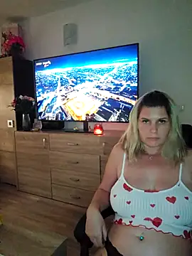 Snapshot of sweetgirl32 chatting on November 5, 11:43 am sweetgirl32 online show from November 5, 11:43 am