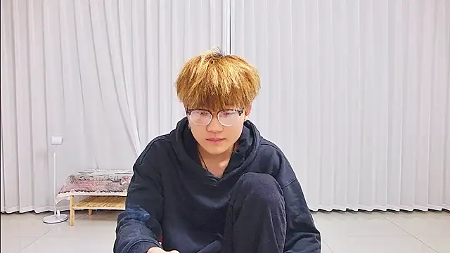 KK-cuteboy online show from April 2, 6:22 am