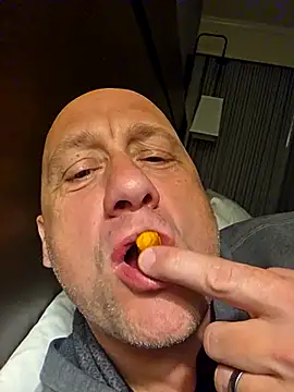 Snapshot of akstr8 chatting on March 27, 7:25 am akstr8 online show from March 27, 7:25 am