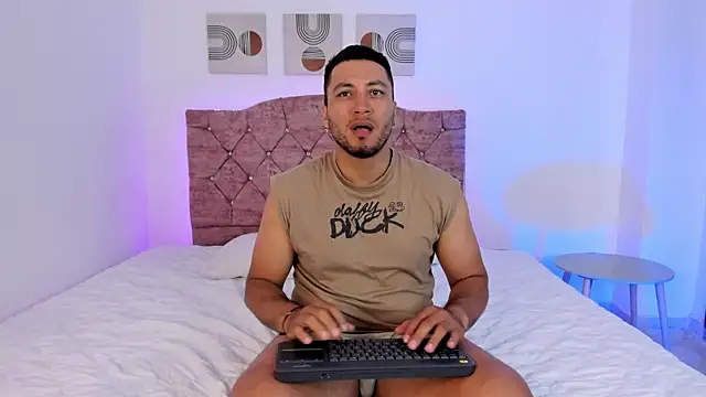 Snapshot of LoganRyder chatting on October 13, 1:00 pm LoganRyder online show from October 13, 1:00 pm