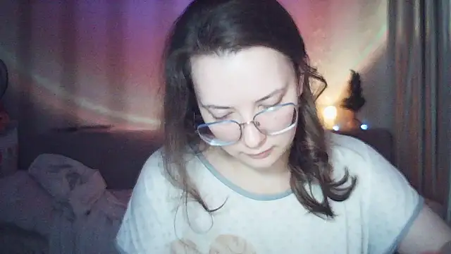 Snapshot of MoodieMira chatting on December 18, 2:06 am MoodieMira online show from December 18, 2:06 am