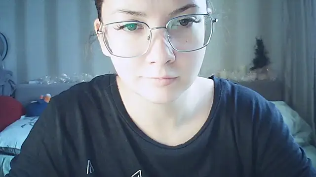 Snapshot of MoodieMira chatting on February 9, 1:15 pm MoodieMira online show from February 9, 1:15 pm