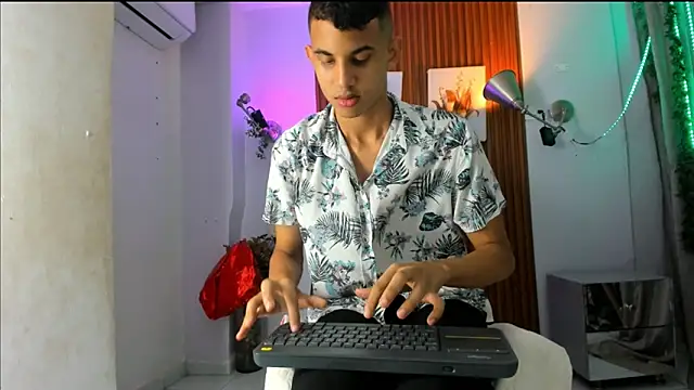 Snapshot of Andres_bellari chatting on October 11, 11:31 am Andres bellari online show from October 11, 11:31 am