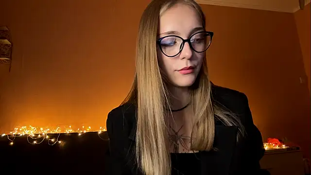 Snapshot of EvaPeace chatting on October 9, 5:00 pm EvaPeace online show from October 9, 5:00 pm
