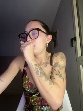 Snapshot of honeymalou chatting on October 29, 4:09 pm honeymalou online show from October 29, 4:09 pm