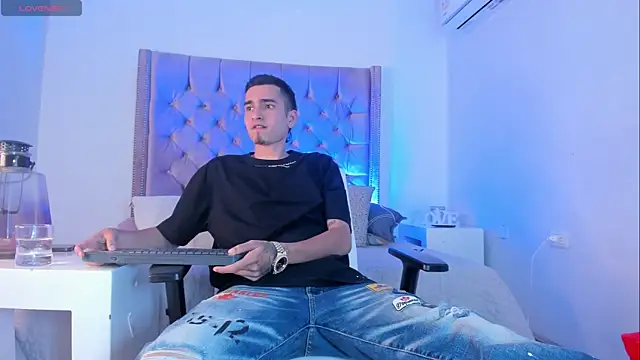 Ethan Boy  online show from October 17, 9:39 pm