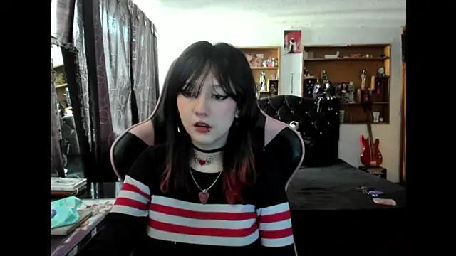 Maki Zein  online show from December 4, 7:33 pm