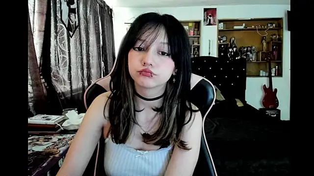 Maki Zein  online show from February 10, 7:29 pm