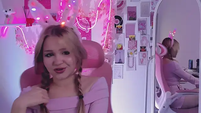 Snapshot of SweetCutie19 chatting on October 21, 6:30 pm SweetCutie19 online show from October 21, 6:30 pm