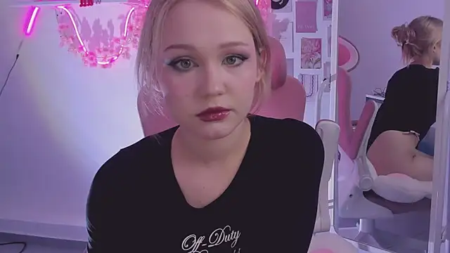 Snapshot of SweetCutie19 chatting on October 22, 7:46 pm SweetCutie19 online show from October 22, 7:46 pm