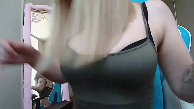 Snapshot of LizzyCumm chatting on March 12, 9:37 am LizzyCumm online show from March 12, 9:37 am