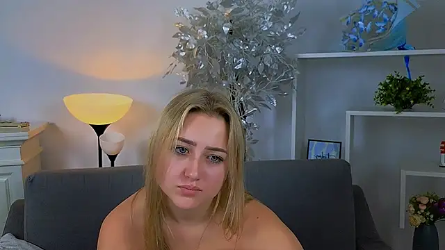 Snapshot of Lulu___Moon chatting on October 28, 8:18 am Lulu   Moon online show from October 28, 8:18 am