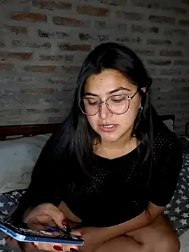 Snapshot of morenalatinaa chatting on March 12, 3:45 am morenalatinaa online show from March 12, 3:45 am