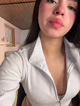 LunaMoore Pink online show from May 7, 11:48 am