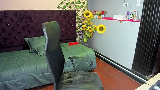 Yaluz Naugthy online show from February 1, 1:42 pm