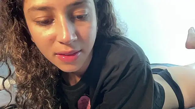 Snapshot of absoluthorrorfield chatting on February 18, 1:56 am absoluthorrorfield online show from February 18, 1:56 am